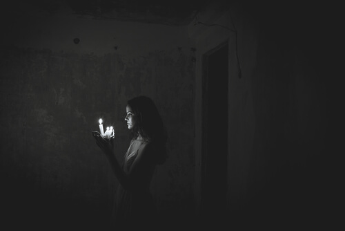 Mujer con velas encendidas