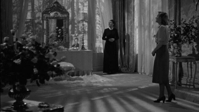 Mujeres mirando hacia arriba