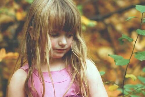 niña rubia desanimada