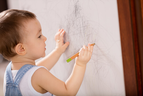 Niño haciendo garabatos