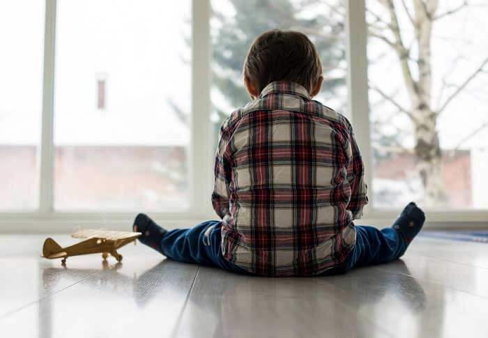 Niño triste como efecto de los padres emocionalmente no disponibles