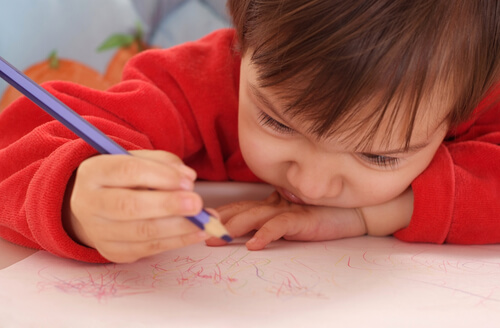 Niños haciendo garabatos de colores