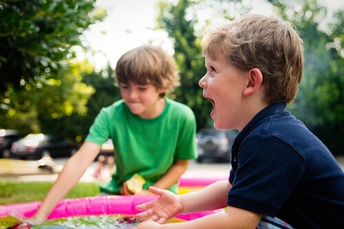 Hermanos jugando
