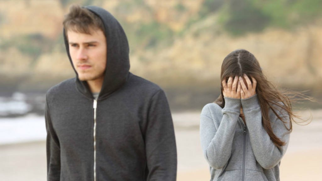 Novio marchándose mientras novia llora