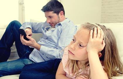 Padres emocionalmente no disponibles ¿cómo son?