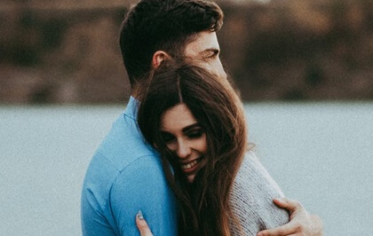 Pareja abrazada