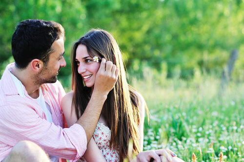 Pareja mirándose a los ojos enamorada