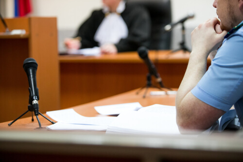 Persona siendo testigo en un juicio