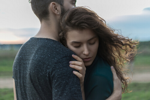 Personas abrazándose para representar la importancia de los abrazos