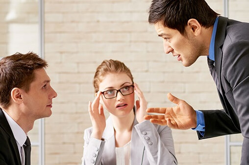 grupo de trabajo representando a las personas competitivas agresivas