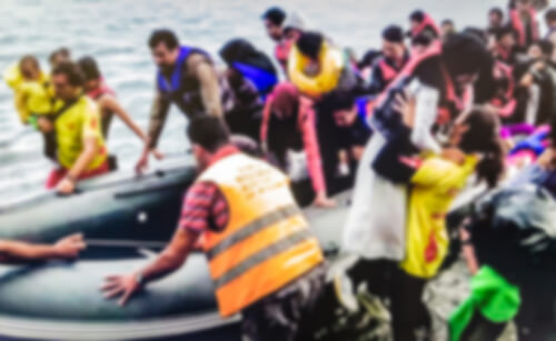 Voluntarios ayudando a refugiados