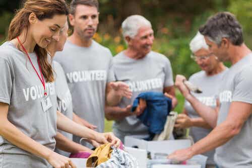 Voluntarios recogiendo ropa