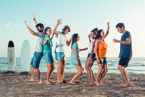 Amigos bailando en la playa