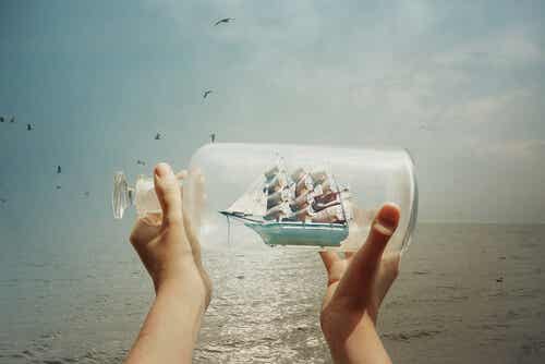 Barco en una botella de cristal