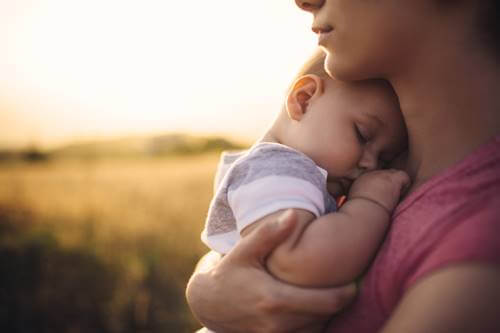 madre e hijo para representar cómo los abrazos dejan huella en nuestros genes