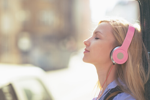 Chica escuchando música