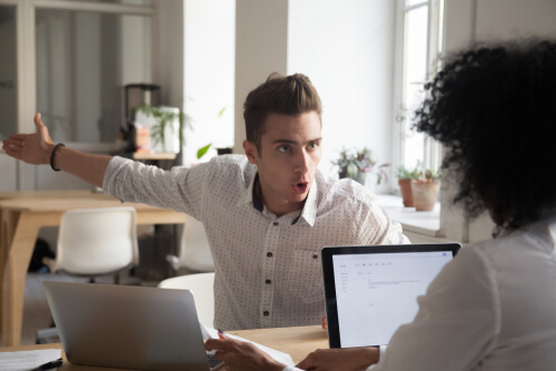 Chico discutiendo con su compañera de trabajo porque no pueden estar en desacuerdo