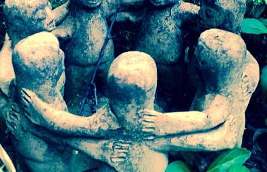 figuras de piedra representando los círculos de hombres