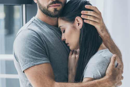Hombre abrazando a su pareja con depresión