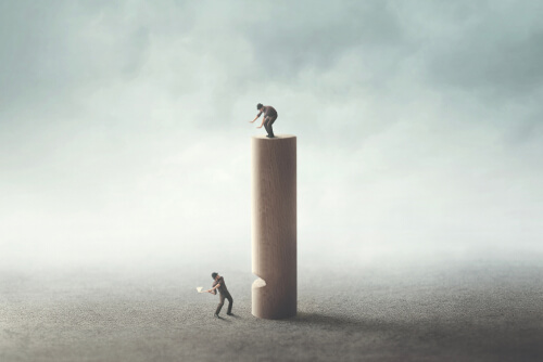 Hombre en alto mientras otro destruye su apoyo