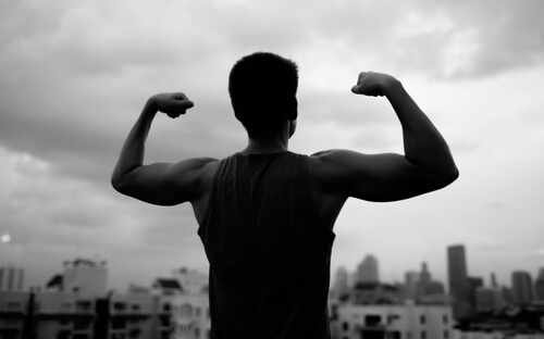 Hombre haciendo fuerza