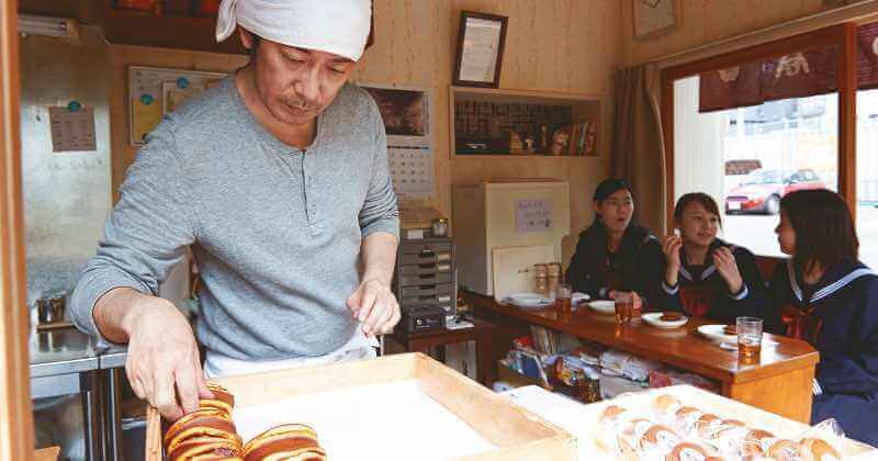 Hombre haciendo pasteles