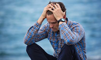 Homme pensant se sentir négligé dans une relation