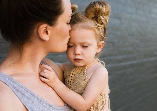 madre e hija para representar las frases de sabiduría sobre la crianza de los hijos