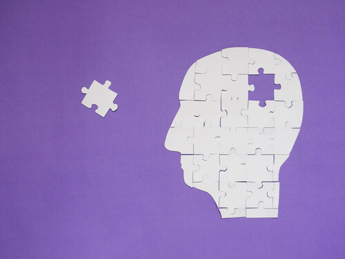 Mente formada por piezas de puzzle