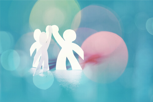 Monigotes chocando sus manos