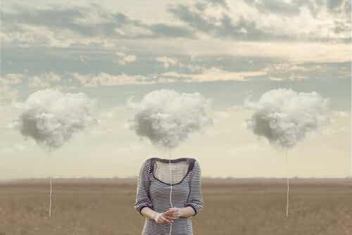 Kobieta z głową w postaci chmury