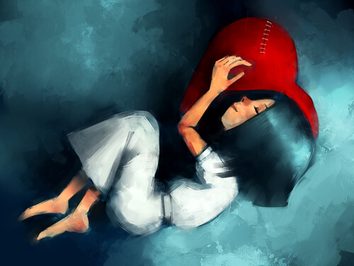 Mujer dormida sobre un corazón