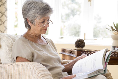 Mujer mayor leyendo