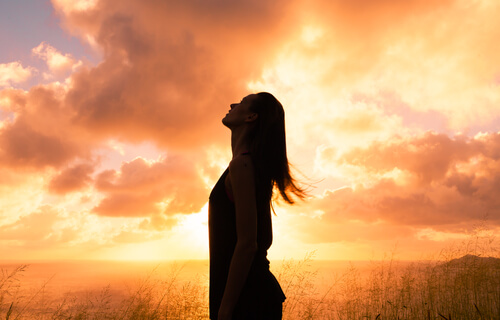 Mujer mirando al cielo