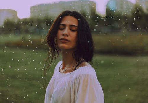 Mujer con los ojos cerrados