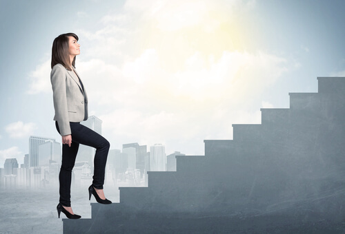 Femme montant des escaliers pour représenter la tentative de réduire le syndrome de forte exposition au travail