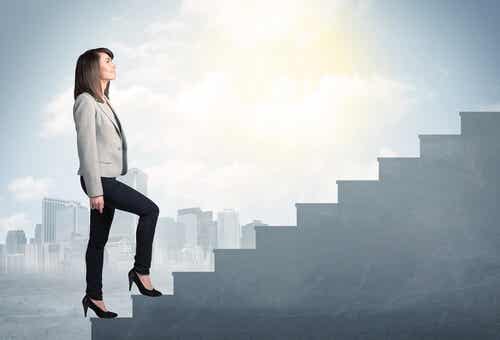 Femme montant des escaliers pour représenter la tentative de réduire le syndrome de forte exposition au travail