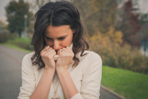 Mujer triste pensando en la disonancia cognitiva en la dependencia emocional