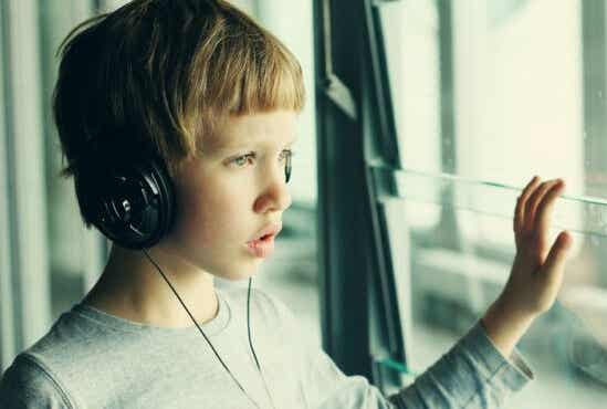 niño con auriculares para representar los beneficios de la musicoterapia para los niños