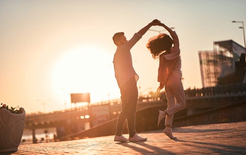 pareja representando el arte de ser bailados por la vida