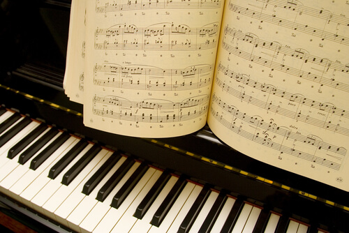 Piano con partitura