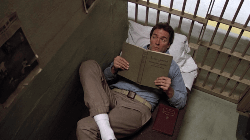 Preso leyendo un libro