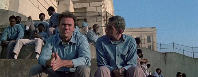 Presos sentados en unas escaleras