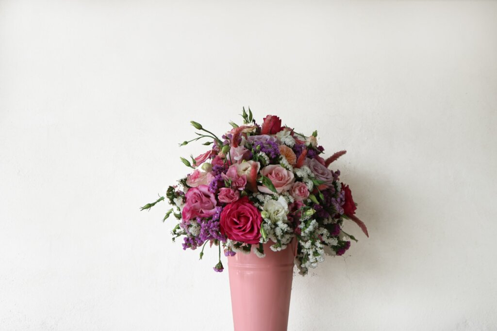 rosas en un florero