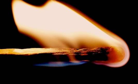 cerilla quemándose para simbolizar el síndrome del trabajador 'quemado'