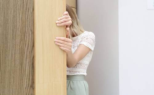 chica que se esconde porque sufre trastorno de Taijin Kyofusho