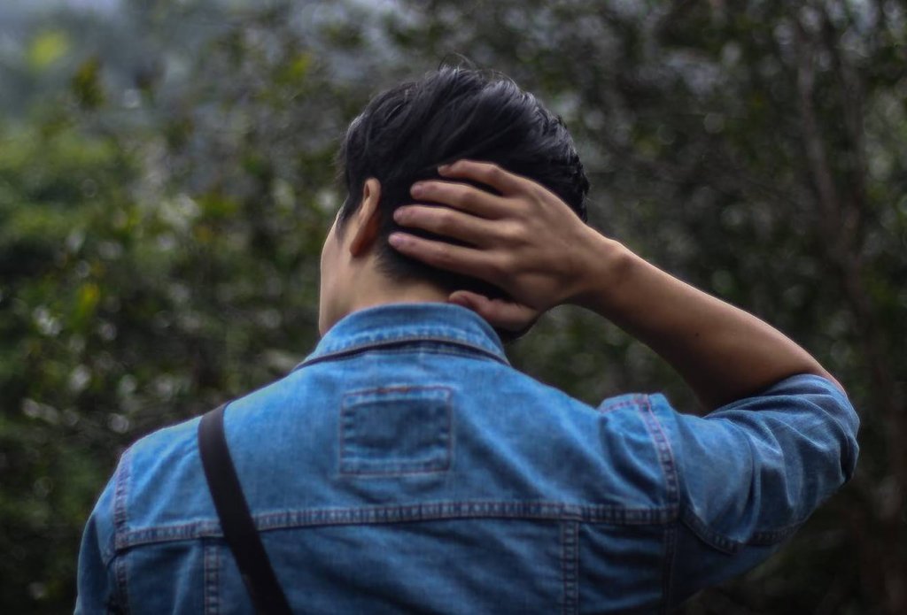 hombre que se toca la nuca y que sufre trastorno de Taijin Kyofusho