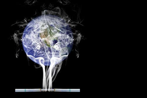 Cigarros contaminando de humo la bola del mundo