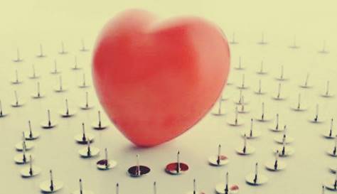 corazón con chinchetas para simbolizar que sufre cada una de las características de la filofobia