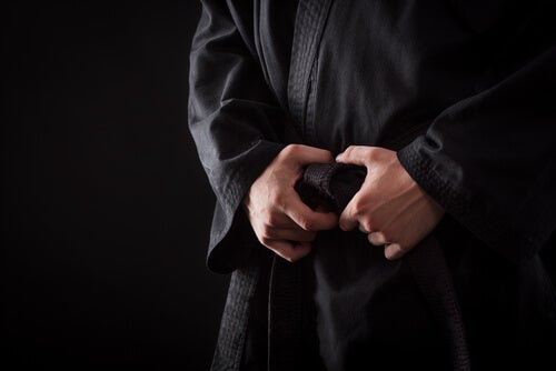 Hombre agarrando el cinturón del kimono